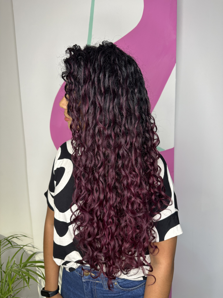 Mujer de perfil con puntas de color violeta