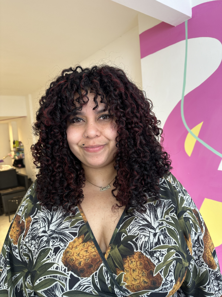 Mujer con un corte shaggy y mechones violetas