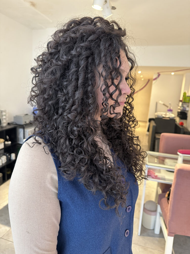 Mujer de perfil con un corte por capas