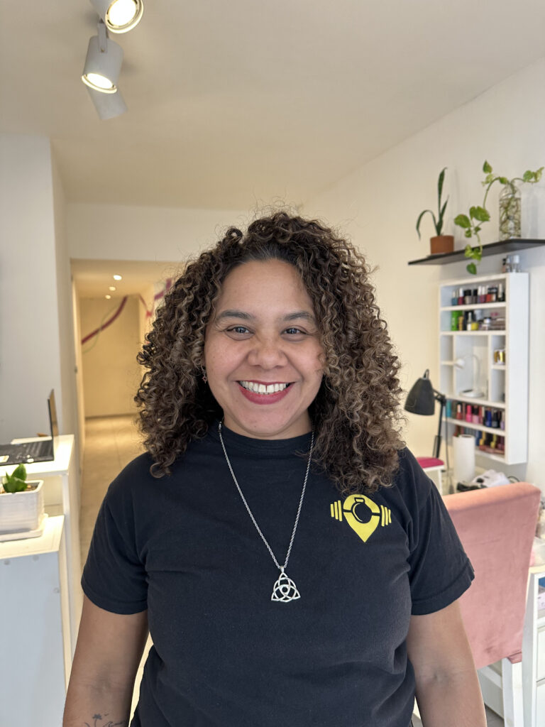 Mujer sonriendo mostrando algunas iluminaciones en cabello castaño